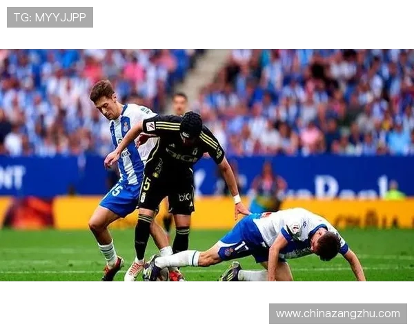 奥维耶多与西班牙人比赛开场前15秒球员集体静站 官方切换直播信号引关注